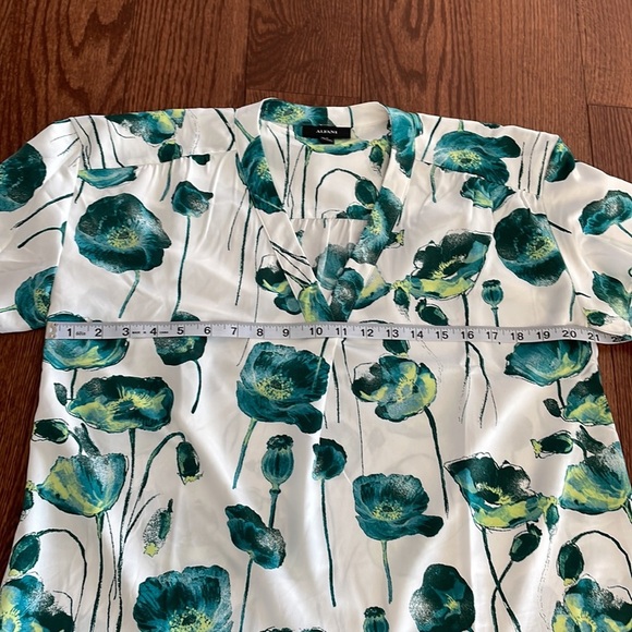 ALFANI women’s poppy floral short sleeve blouse V neck size Med white w/ green - Picture 10 of 12